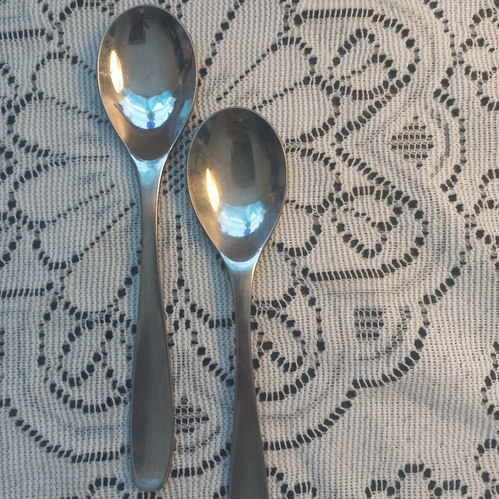2 International  Stainless  Soup 7 1/4  Spoon  Taiwan Stainless Steel Flatware